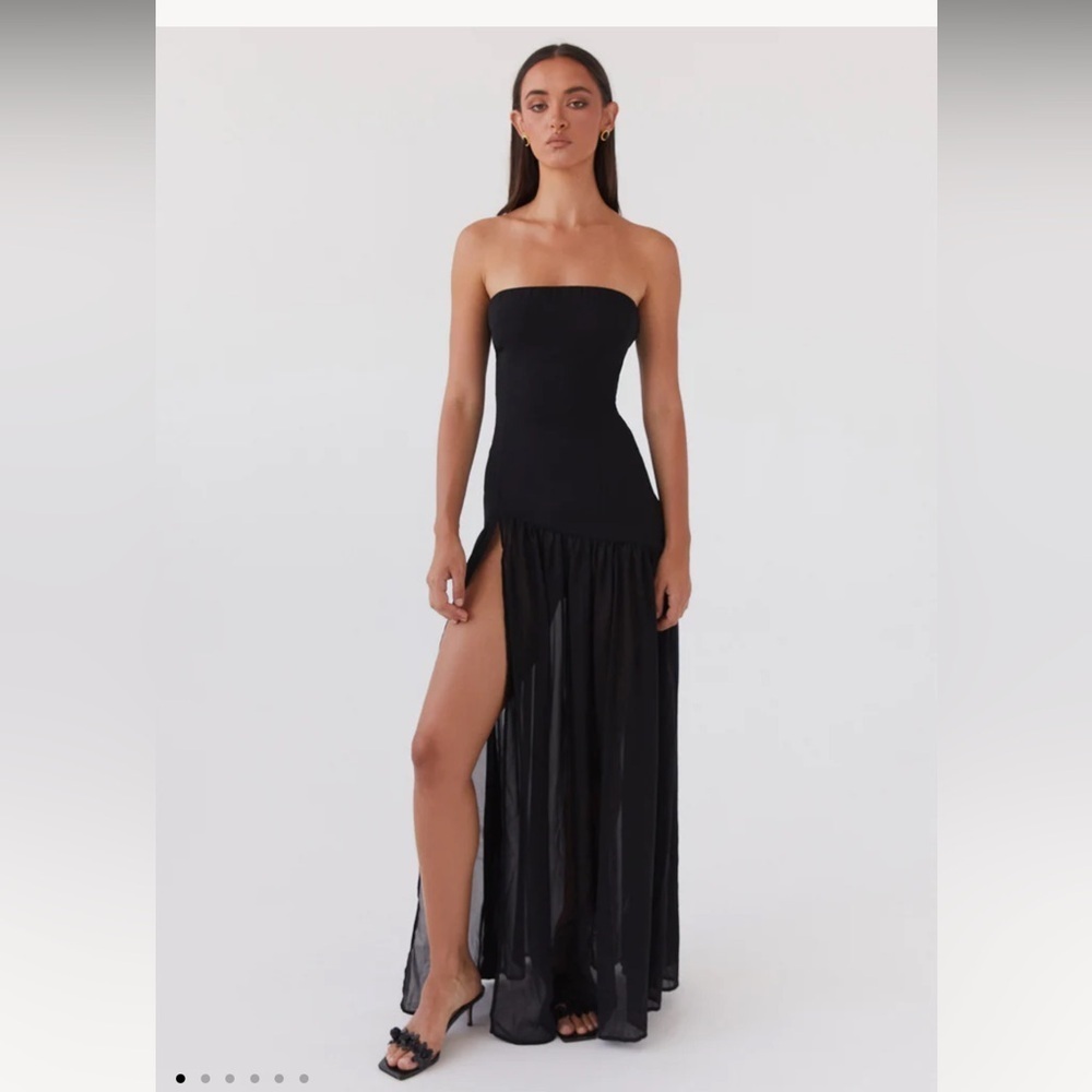 Elegant Black Strapless Gown
Caja 4